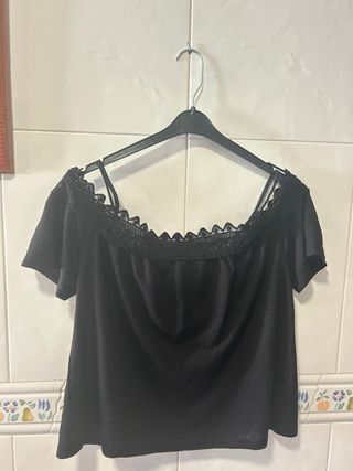 Camiseta Stradivarius encaje hombros descubiertos
