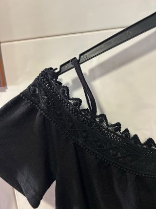 Camiseta Stradivarius encaje hombros descubiertos