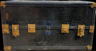 Baúl antiguo Hartmann negro y dorado