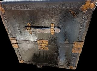 Baúl antiguo Hartmann negro y dorado