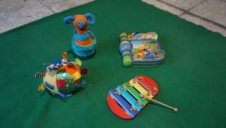 Juguetes bebé: xilófono, libro interactivo etc