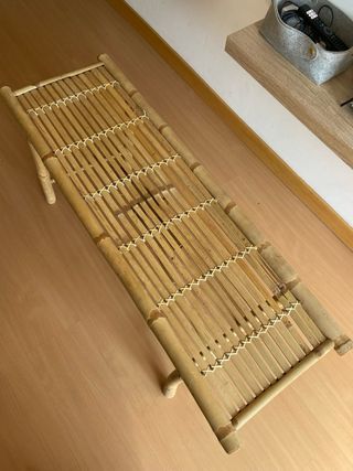 Banco decorativo de madera y mimbre