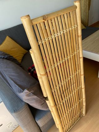 Banco decorativo de madera y mimbre