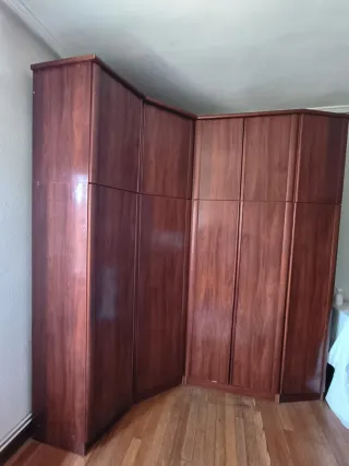 Armario esquinero de madera