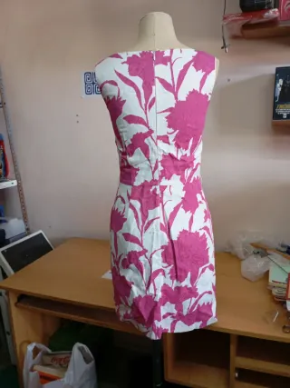 Vestido corto floral rosa y blanco