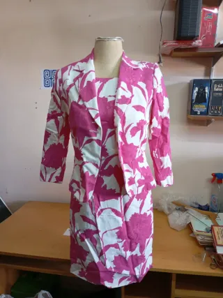 Vestido corto floral rosa y blanco