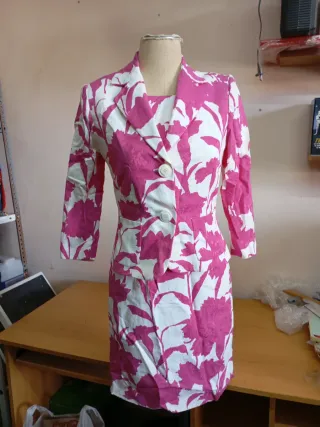 Vestido corto floral rosa y blanco