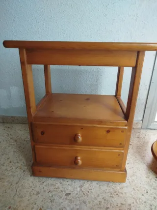 Mesita de madera maciza
