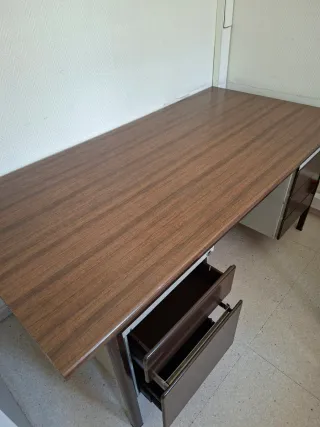 Mesa de oficina con 2 cajoneras
