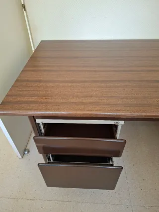 Mesa de oficina con 2 cajoneras
