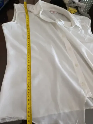 Blusa blanca sin mangas con nudo