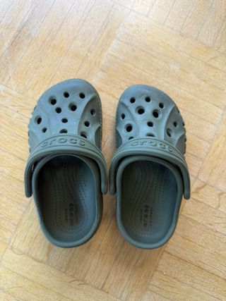 Crocs Talla 8 infantil Verde Oliva ( 2-3 ańos )