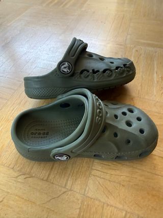Crocs Talla 8 infantil Verde Oliva ( 2-3 ańos )