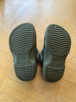 Crocs Talla 8 infantil Verde Oliva ( 2-3 ańos )