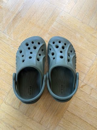 Crocs Talla 8 infantil Verde Oliva ( 2-3 ańos )
