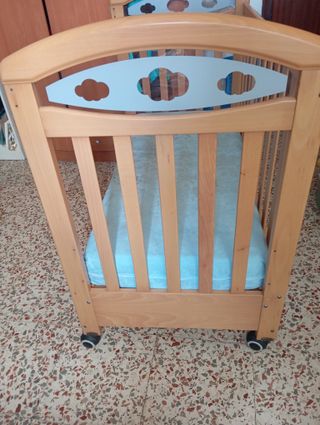 Cuna de madera con colchón