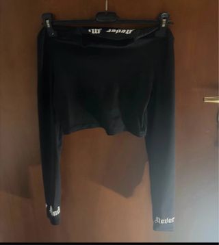 Top nero manica lunga con scritte