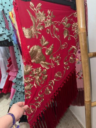 Manton rojo bordado hilo dorado