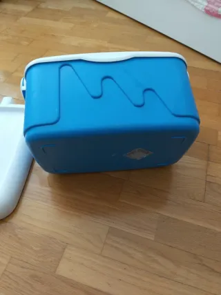 Nevera portátil azul y blanca