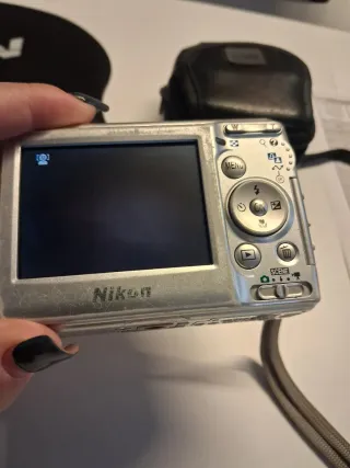 Cámara Nikon Coolpix L11 Plata 6MP