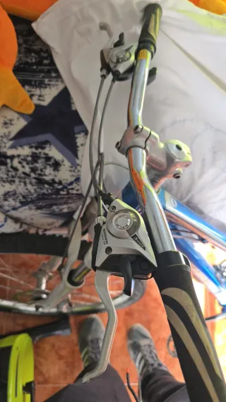 Bicicleta azul y blanca giant rewel w