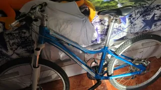 Bicicleta azul y blanca giant rewel w
