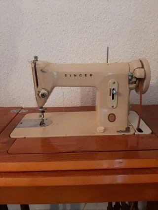 Máquina de coser antigua y mueble, Singer