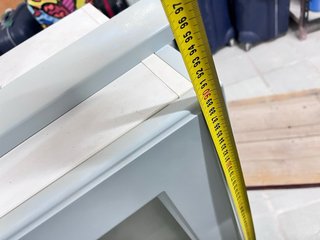 Mueble de cocina azul claro con estanterias