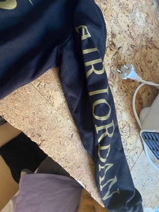 Sudadera Jordan Negra y Dorada Talla S-M