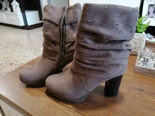 Botas de tacón con tachuelas