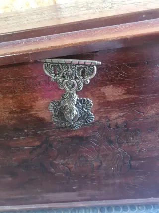 Baúl de madera tallado
