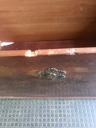 Baúl de madera tallado
