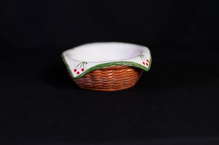 Cesta cerámica decorada con cerezas