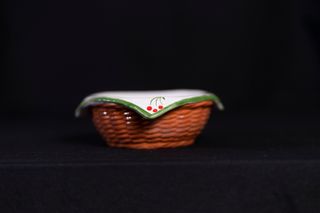 Cesta cerámica decorada con cerezas