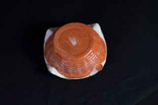 Cesta cerámica decorada con cerezas