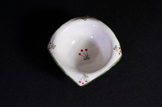 Cesta cerámica decorada con cerezas