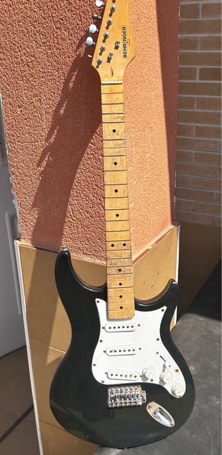Guitarra Eléctrica Behringer Negra