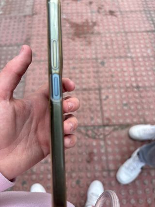 Móvil dorado poco uso