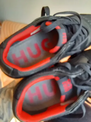 Zapatillas Hugo Negras y Rojas