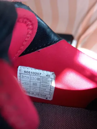 Zapatillas Hugo Negras y Rojas