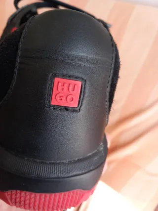 Zapatillas Hugo Negras y Rojas