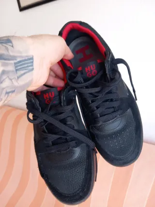 Zapatillas Hugo Negras y Rojas
