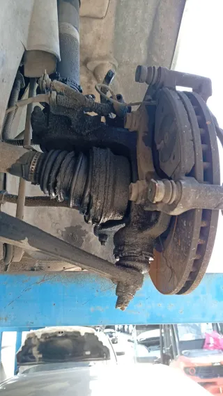 Amortiguador derecho y brazo suspensión izq