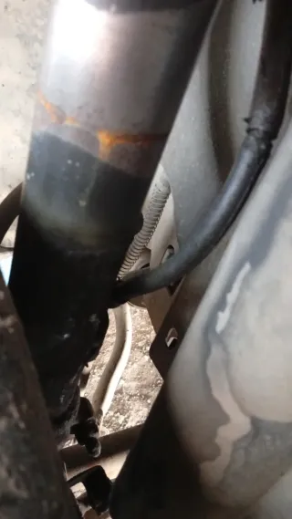 Amortiguador derecho y brazo suspensión izq