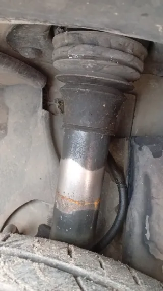 Amortiguador derecho y brazo suspensión izq