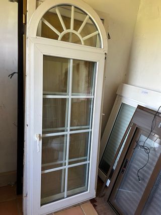 Puerta blanca con cristal y arco