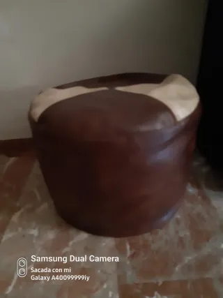 Puf de piel beige y marrón