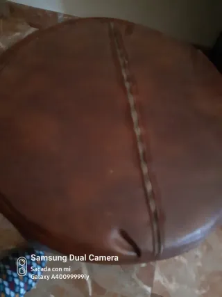 Puf de piel beige y marrón