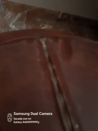 Puf de piel beige y marrón