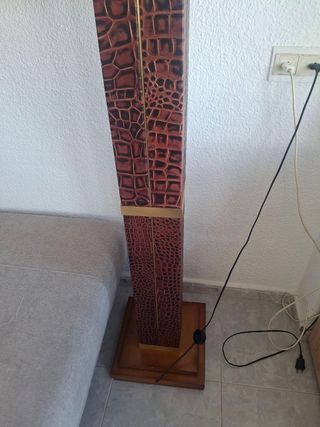 Lámpara de pie efecto piel cocodrilo